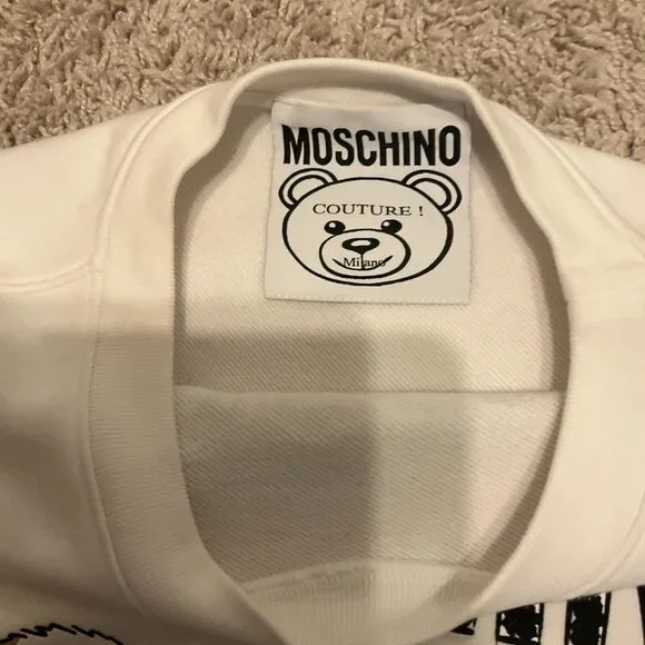 MOSCHINO WHITE TEDDY SWEATSHIRT. size 4-6 (US). white.Chic Moschino sweater in